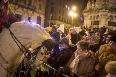 Pamplona volvió a llenarse de colorido, magia e ilusión con el paso de la Cabalgata de SS MM los Reyes Magos de Oriente este lunes, 5 de enero
