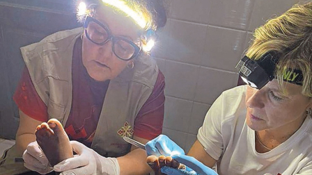 Maite Osés y Pilar Sanchís, ambas podólogas, practican una cura