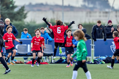 Partidos de las finales de consolación, mixta y femenina del Torneo Interescolar de Tajonar 2025 con la entrega de trofeos y premios