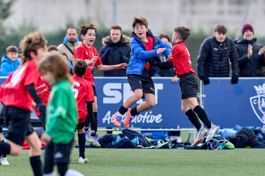 Partidos de las finales de consolación, mixta y femenina del Torneo Interescolar de Tajonar 2025 con la entrega de trofeos y premios