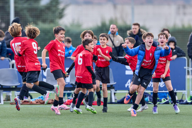 Partidos de las finales de consolación, mixta y femenina del Torneo Interescolar de Tajonar 2025 con la entrega de trofeos y premios