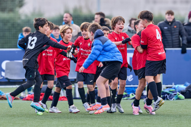 Partidos de las finales de consolación, mixta y femenina del Torneo Interescolar de Tajonar 2025 con la entrega de trofeos y premios