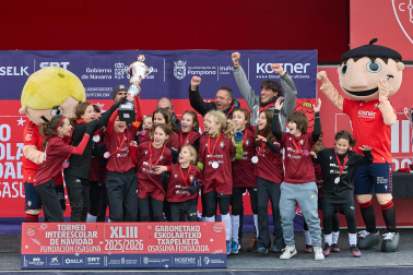 Partidos de las finales de consolación, mixta y femenina del Torneo Interescolar de Tajonar 2025 con la entrega de trofeos y premios