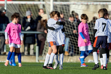 Partidos de las finales de consolación, mixta y femenina del Torneo Interescolar de Tajonar 2025 con la entrega de trofeos y premios