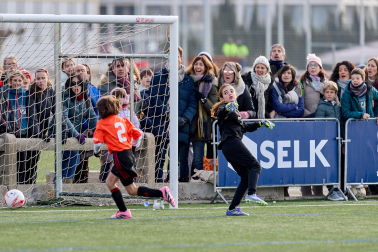 Partidos de las finales de consolación, mixta y femenina del Torneo Interescolar de Tajonar 2025 con la entrega de trofeos y premios