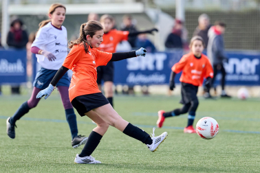 Partidos de las finales de consolación, mixta y femenina del Torneo Interescolar de Tajonar 2025 con la entrega de trofeos y premios