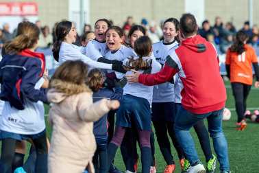 Partidos de las finales de consolación, mixta y femenina del Torneo Interescolar de Tajonar 2025 con la entrega de trofeos y premios