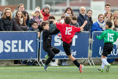 Partidos de las finales de consolación, mixta y femenina del Torneo Interescolar de Tajonar 2025 con la entrega de trofeos y premios