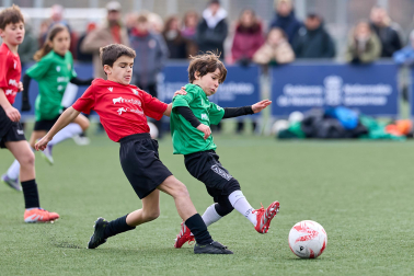 Partidos de las finales de consolación, mixta y femenina del Torneo Interescolar de Tajonar 2025 con la entrega de trofeos y premios