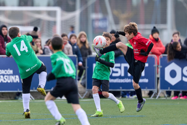 Partidos de las finales de consolación, mixta y femenina del Torneo Interescolar de Tajonar 2025 con la entrega de trofeos y premios