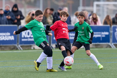 Partidos de las finales de consolación, mixta y femenina del Torneo Interescolar de Tajonar 2025 con la entrega de trofeos y premios