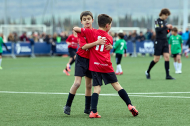 Partidos de las finales de consolación, mixta y femenina del Torneo Interescolar de Tajonar 2025 con la entrega de trofeos y premios
