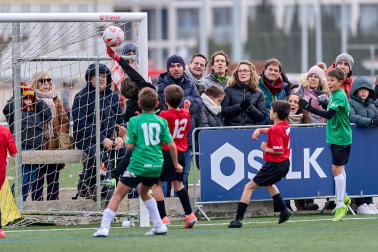 Partidos de las finales de consolación, mixta y femenina del Torneo Interescolar de Tajonar 2025 con la entrega de trofeos y premios