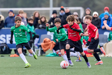 Partidos de las finales de consolación, mixta y femenina del Torneo Interescolar de Tajonar 2025 con la entrega de trofeos y premios