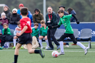 Partidos de las finales de consolación, mixta y femenina del Torneo Interescolar de Tajonar 2025 con la entrega de trofeos y premios