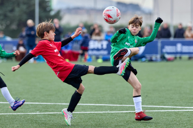 Partidos de las finales de consolación, mixta y femenina del Torneo Interescolar de Tajonar 2025 con la entrega de trofeos y premios
