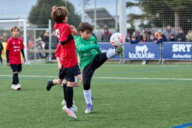 Partidos de las finales de consolación, mixta y femenina del Torneo Interescolar de Tajonar 2025 con la entrega de trofeos y premios