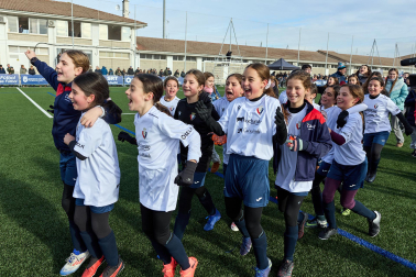 Partidos de las finales de consolación, mixta y femenina del Torneo Interescolar de Tajonar 2025 con la entrega de trofeos y premios