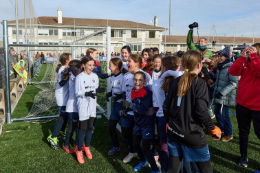 Partidos de las finales de consolación, mixta y femenina del Torneo Interescolar de Tajonar 2025 con la entrega de trofeos y premios