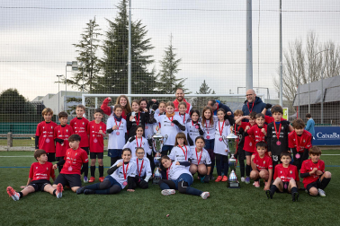 Partidos de las finales de consolación, mixta y femenina del Torneo Interescolar de Tajonar 2025 con la entrega de trofeos y premios