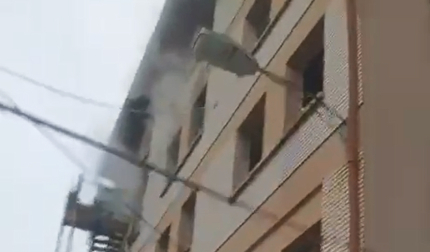 El edificio fue desalojado y acudieron al lugar Bomberos de Navarra y patrullas de Policía Foral y Policía Municipal