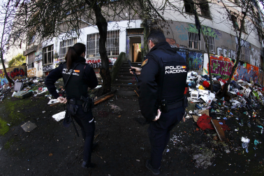 Agentes de Policía Nacional en la antigua ikastola Jaso