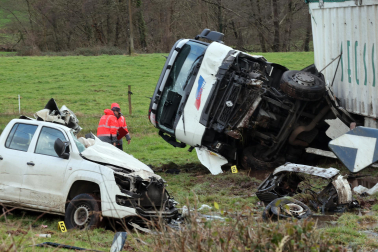Fotos del accidente mortal ocurrido en Arizkun en el que una persona ha fallecido y varias personas han resultado heridas