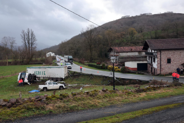 Fotos del accidente mortal ocurrido en Arizkun en el que una persona ha fallecido y varias personas han resultado heridas