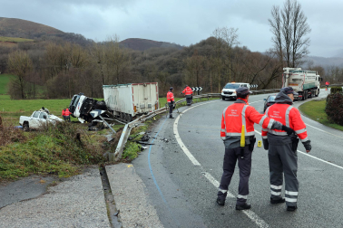 Fotos del accidente mortal ocurrido en Arizkun en el que una persona ha fallecido y varias personas han resultado heridas