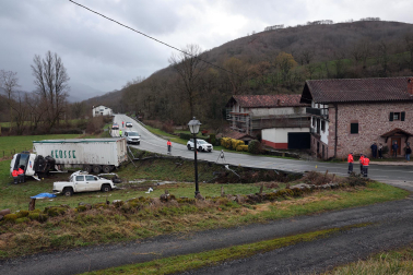 Fotos del accidente mortal ocurrido en Arizkun en el que una persona ha fallecido y varias personas han resultado heridas