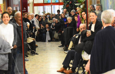 Expectación y emoción ante la llegada de los novios a la capilla de la Casa de Misericordia.