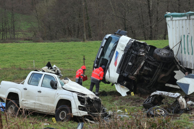 Fotos del accidente mortal ocurrido en Arizkun en el que una persona ha fallecido y tres personas han resultado heridas