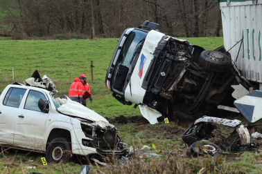 Fotos del accidente mortal ocurrido en Arizkun en el que una persona ha fallecido y tres personas han resultado heridas