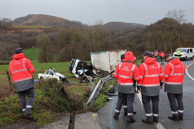Fotos del accidente mortal ocurrido en Arizkun en el que una persona ha fallecido y tres personas han resultado heridas