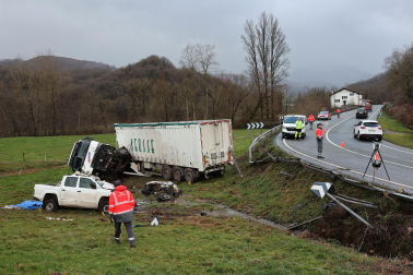 Fotos del accidente mortal ocurrido en Arizkun en el que una persona ha fallecido y tres personas han resultado heridas