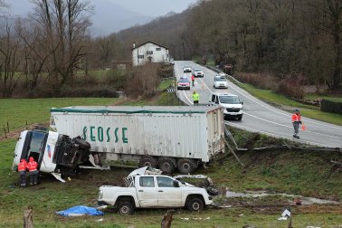 Fotos del accidente mortal ocurrido en Arizkun en el que una persona ha fallecido y tres personas han resultado heridas