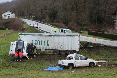 Fotos del accidente mortal ocurrido en Arizkun en el que una persona ha fallecido y tres personas han resultado heridas