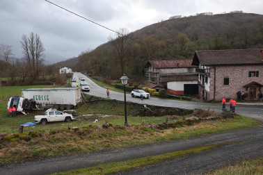 Fotos del accidente mortal ocurrido en Arizkun en el que una persona ha fallecido y tres personas han resultado heridas
