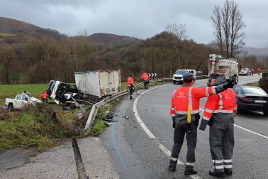 Fotos del accidente mortal ocurrido en Arizkun en el que una persona ha fallecido y tres personas han resultado heridas