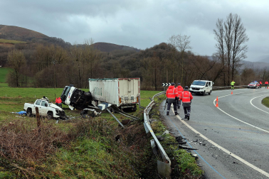 Fotos del accidente mortal ocurrido en Arizkun en el que una persona ha fallecido y tres personas han resultado heridas