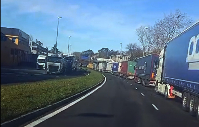 El cierre del peaje de Biriatou por protestas de agricultores en Francia salpica a la carretera nacional en las inmediaciones de Behobia