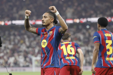 El azulgrana Raphinha celebra uno de sus goles
