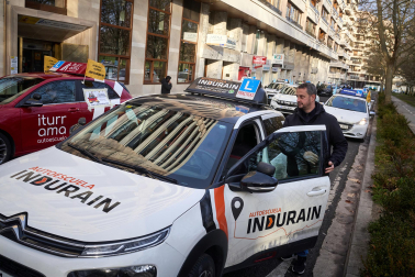 Fotos de la protesta de las autoescuelas de Navarra por las calles de Pamplona