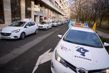 Fotos de la protesta de las autoescuelas de Navarra por las calles de Pamplona
