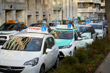 Fotos de la protesta de las autoescuelas de Navarra por las calles de Pamplona