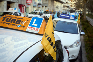 Fotos de la protesta de las autoescuelas de Navarra por las calles de Pamplona