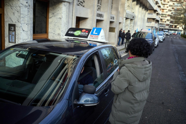 Fotos de la protesta de las autoescuelas de Navarra por las calles de Pamplona