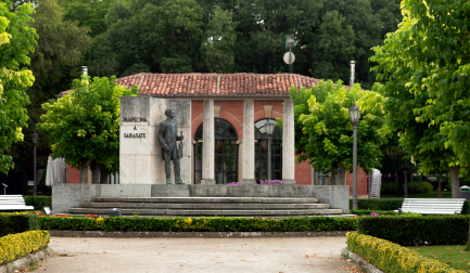 Monumento a Pablo Sarasate en el parque de la Media Luna