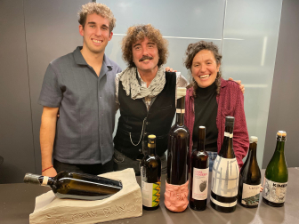 El artista Gonzalo Monzón, en el centro, junto a los encargados de la degustación de El vino de los Aromas, en un diálogo creativo entre vino y arte.