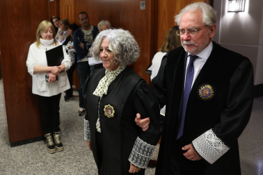 Ana Llorca accede al acto apadrinada por el exmagistrado de la Audiencia de Barcelona Josep Niubó Clavería